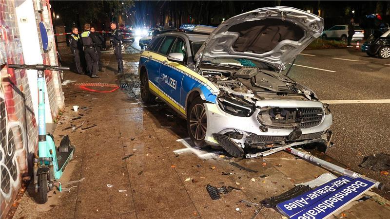 Der verunglückte Streifenwagen steht auf der Max-Brauer-Allee in Hamburg-Altona.