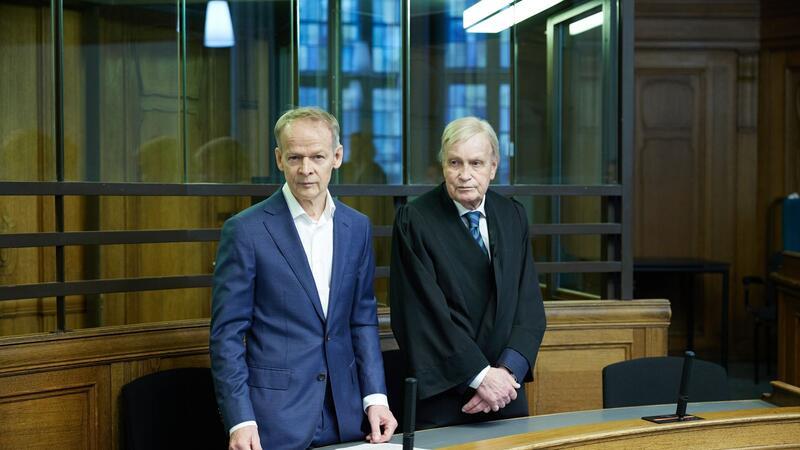 Der verurteilte Arzt Christoph Turowski (l) und sein Anwalt im Gerichtssaal 500 des Kriminalgerichts Moabit.
