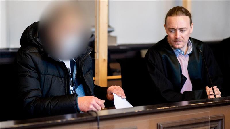 Der verurteilte Doppelmörder sitzt im Gerichtssaal neben seinem Verteidiger Jan Raschka. Foto: Hauke-Christian Dittrich/dpa