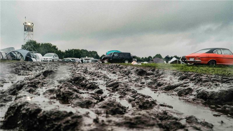 Der viele Regen und die Fahrzeuge haben auf Wackens Campingflächen Spuren hinterlassen.