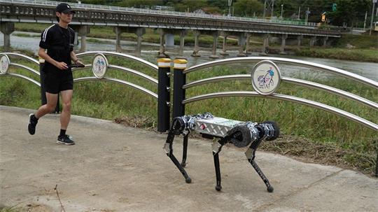 Der vierbeinige Roboter „Raibo2“ hat einen vollständigen Marathonlauf in 4 Stunden und 19 Minuten in Südkorea absolviert.