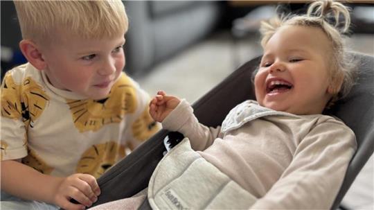 Der vierjährige Piet ist für seine kleine Schwester Enie eine wichtige Stütze. Mit seiner liebevollen Art bringt er sie immer wieder zum Lächeln. 