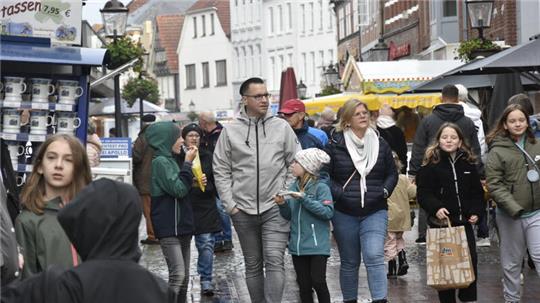 Der vierte verkaufsoffene Sonntag in Buxtehude lockte wieder viele Menschen in die Innenstadt. Fotos: Wisser