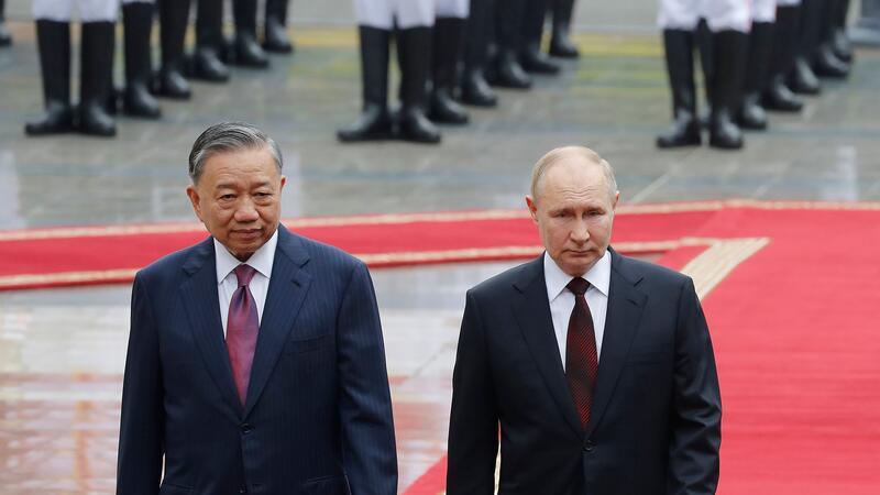 Russland und Vietnam vertiefen Zusammenarbeit Der vietnamesische Präsident To Lam (l) und Kremlchef Wladimir Putin in Hanoi.
