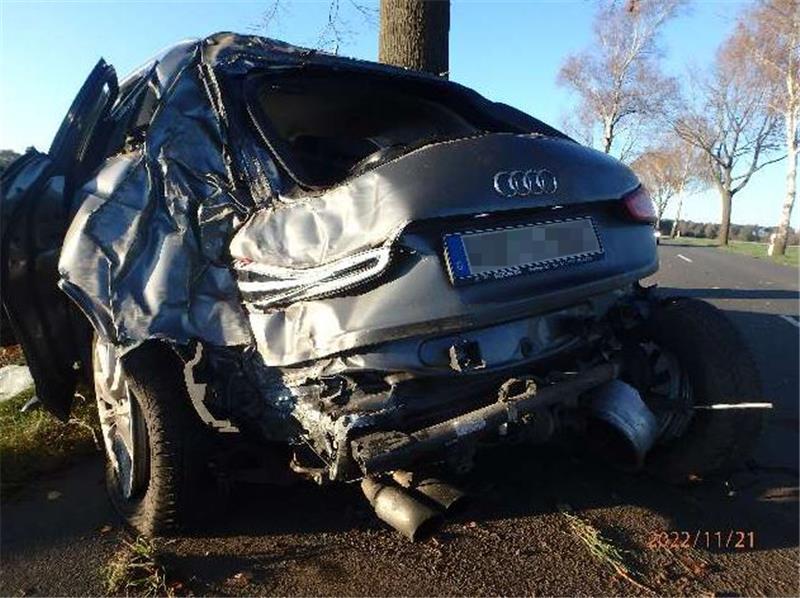 Der völlig demolierte Audi nach dem Unfall am Montagnachmittag auf der K201 bei Sottrum. Foto: Polizei