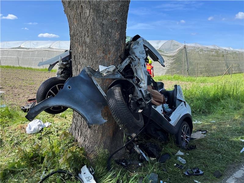 18-Jährige prallt an L130 mit Pkw gegen Baum – lebensgefährlich verletzt Der völlig demolierte Kleinwagen. Fotos: Vasel