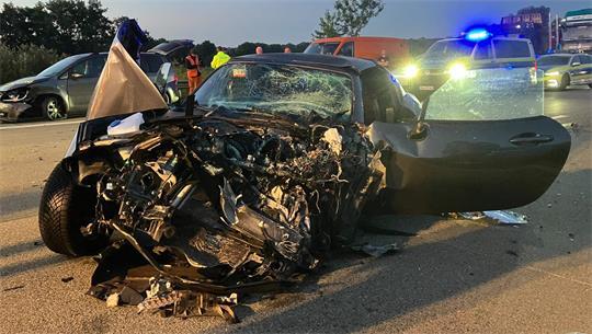 Der völlig zerstörte Mazda nach dem Unfall nahe der Anschlussstelle Elsdorf im Landkreis Rotenburg.