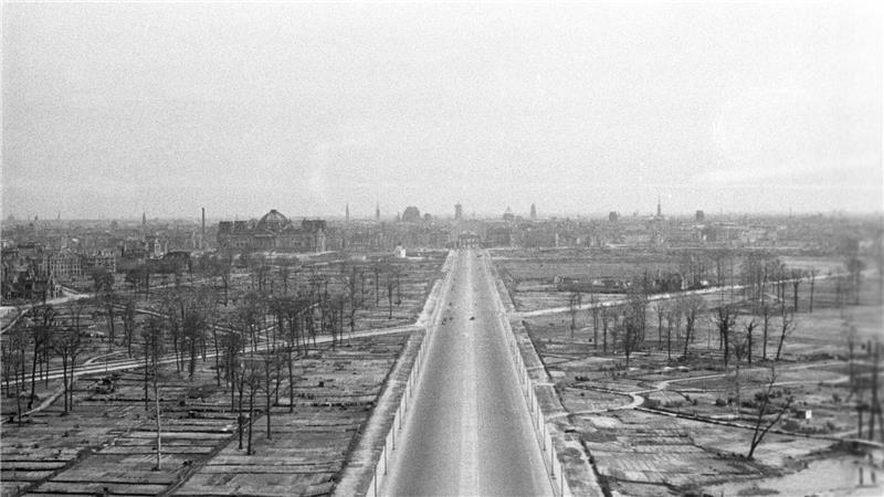 Der vom NS-Staat begonnene Weltkrieg hat nicht nur Berlin in weiten Teilen zerstört. (Archivbild)