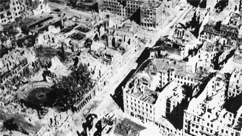 Der vom NS-Staat begonnene Weltkrieg hat nicht nur Berlin in weiten Teilen zerstört. (Archivbild)