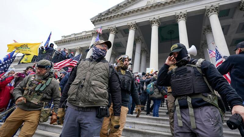Der vom früheren US-Präsidenten Donald Trump angeheizte Sturm auf das Kapitol in Washington 2021. Die Allianz fürchtet, dass es in diesem Jahr sowohl in der EU als auch in den USA zu einer Zunahme der politischen Gewalt kommen könnte.