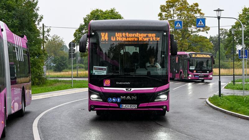 Der von Ecovista betriebene Bus-Ersatzverkehr zwischen Hamburg und Berlin steckt in der Krise. (Archivbild)