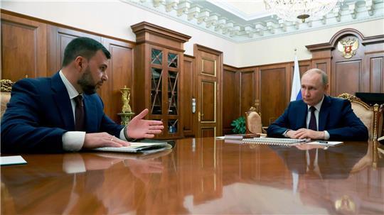 Der von Moskau eingesetzte Besatzungschef für Donezk, Denis Puschilin, hat nach ukrainischen Drohnenangriffen auf Wärmekraftwerke den regionalen Notstand ausgerufen. (Archivbild)