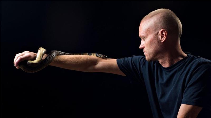 Der von Schlangen begeisterte US-Amerikaner Tim Friede hat sich selbst immer größere Dosierungen von Schlangengiften verabreicht und kann nun einfach so eine Wasserkobra auf dem Arm tragen. 