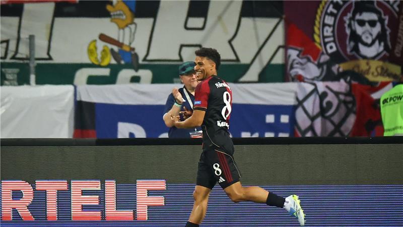 Der vor dem Spiel verabschiedete Henri Koudossou jubelt nach seinem Treffer zum 2:0.