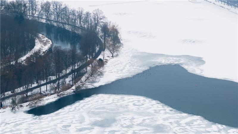 Der wahrscheinlichste Grund für das langsame Zufrieren wird die bestehende Schneedecke sein, sagt ein Experte.