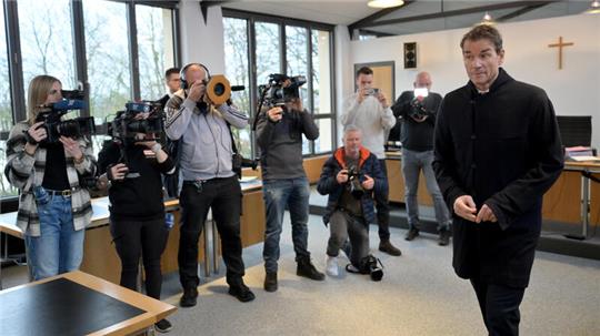 Der wegen Hausfriedensbruch und Sachbeschädigung angeklagte ehemalige Fußball-Nationaltorwart Jens Lehmann geht zu Prozessbeginn gegen ihn an den wartenden Journalisten vorbei.