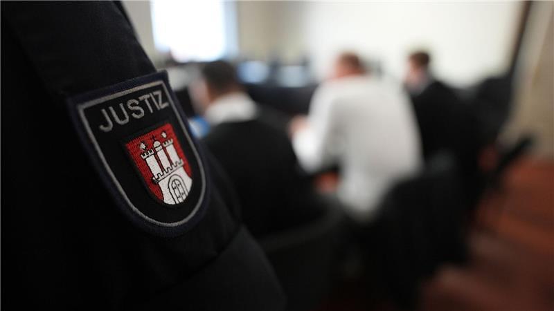 Der wegen Körperverletzung im Amt angeklagte Polizeibeamte wird vom Landgericht freigesprochen. (Archivbild)