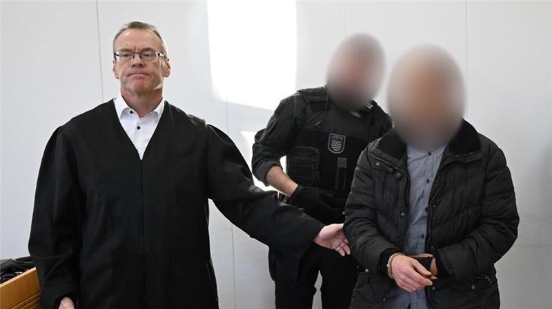 Der wegen Mordes an der neunjährigen Valeriia verurteilte 37-Jährige (r) wird im Landgericht Chemnitz neben seinem Verteidiger Jörg Neuber (l) vorgeführt. (Archivbild)