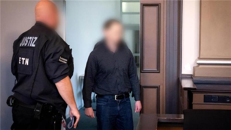 Der wegen einer Mordserie Angeklagte betritt den Gerichtssaal des Landgerichts Verden. Der angeklagte Bundeswehrsoldat soll vier Menschen getötet haben.