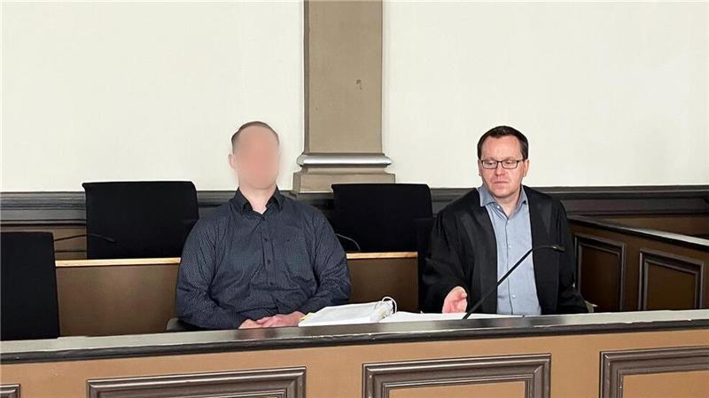Vierfach-Mord von Scheeßel: So geht der Prozess am Montag weiter Der wegen einer Mordserie Angeklagte (links) sitzt neben seinem Verteidiger René Lancker im Gerichtssaal im Landgericht Verden. Der angeklagte Bundeswehrsoldat schweigt weiter zu den tödlichen Schüssen auf vier Menschen.