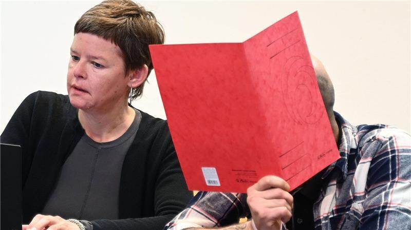 Der wegen eines Angriffs auf einen unzufriedenen Kunden angeklagte Friseur sitzt neben seiner Verteidigerin.