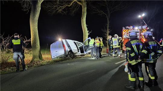 Der weiße Kastenwagen vor dem Baum, mit dem er kollidierte.
