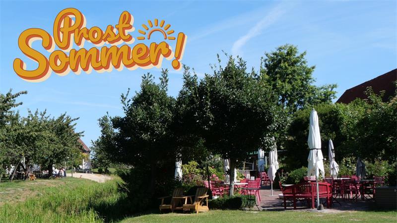Der weitläufige Garten im Obstparadies Schuback lädt zum Picknicken ein und bietet Planschvergnügen für die jüngsten Gäste.