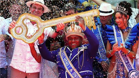 Der weltberühmte Karneval in Brasiliens Millionenmetropole Rio de Janeiro ist offiziell eröffnet.