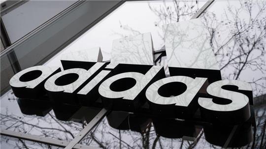 Der weltweit zweitgrößte Sportartikelhersteller Adidas ist zurück auf Wachstumskurs. (Archivbild)
