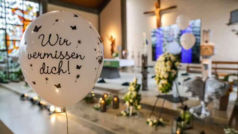 Der wochenlang vermisste sechsjährige Arian aus dem niedersächsischen Bremervörde ist im engsten Kreis seiner Familie beerdigt worden.