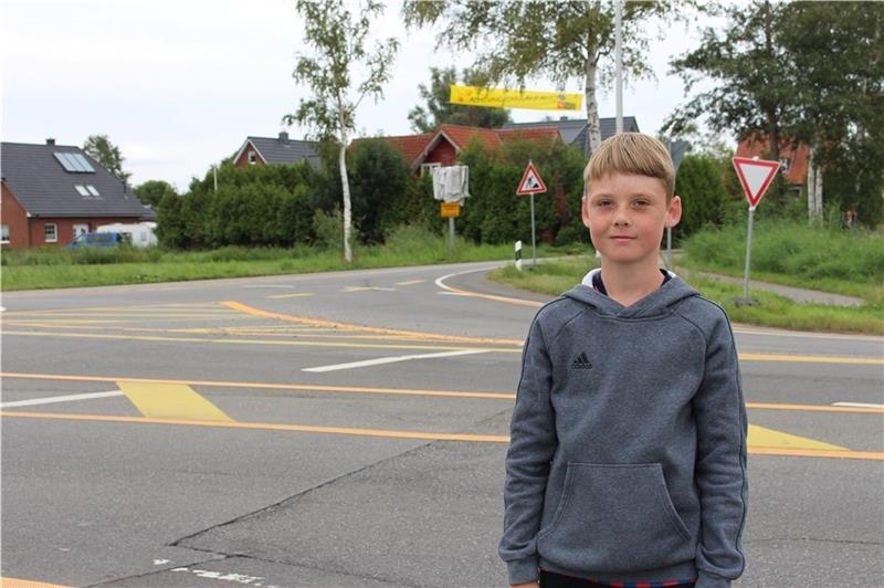 Der zehnjährige Lennert Lange steht an der Kreuzung An der Chaussee/Dammhauser Straße, die er überqueren muss, um zur Schule zu kommen. Fotos: Frank