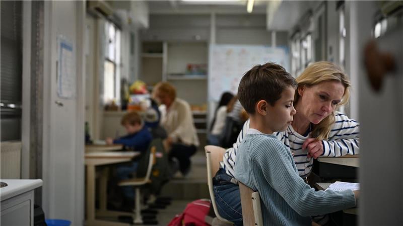 Der zehnjährige Orlando lernt gerade für eine Mathe-Prüfung. Dafür bekommt er Hilfe von Lehrerin Britta Boller.