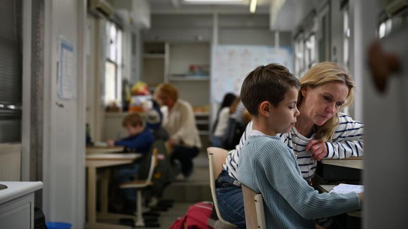 Der zehnjährige Orlando lernt gerade für eine Mathe-Prüfung. Dafür bekommt er Hilfe von Lehrerin Britta Boller.