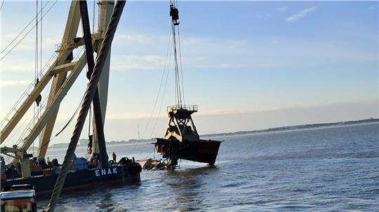 Ein Bergungskran hebt Teile des Zweimasters Ethel von Brixham aus dem Wasser. 