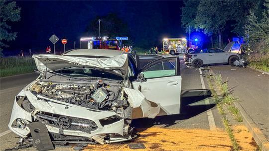 Der zerstörte Mercedes des 20-jährigen Unfallbeteiligten. Im Hintergrund der VW Cabrio der 61-jährigen Frau.