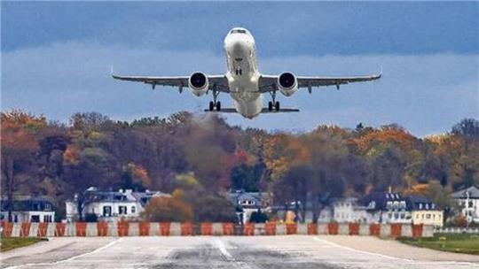 Der zum Langstreckenflieger umgerüstete A321XLR von Airbus beim Start.