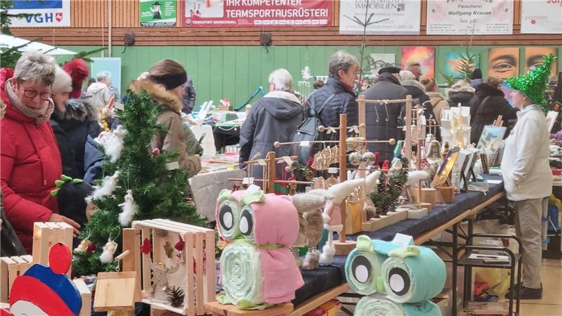 Zwei Tage Hobbykunst an fast 80 Ständen in Drochtersen Der zweitägige Drochterser Hobbykunstmarkt in der Dreifachturnhalle gilt als Publikumsmagnet. Etwa 80 Aussteller bieten Dekoratives und Nützliches an - einige zeigen auch vor den Besuchern, wie sie arbeiten.