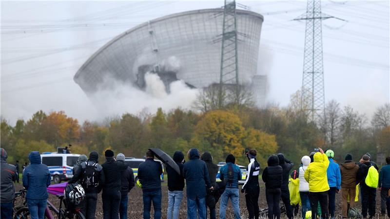 Der zweite Kühlturm des stillgelegten Kernkraftwerkes Gundremmingen stürzt nach der Sprengung zusammen