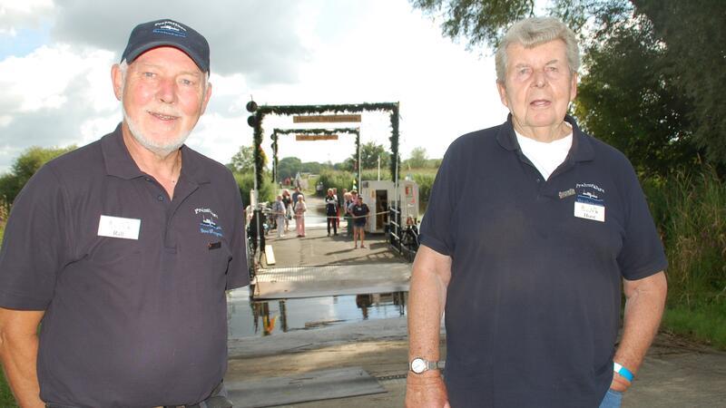 Der zweite Vorsitzende Ralf Ostermann (links) und der erste Fährmann und Ausbilder Horst Schimkatis.