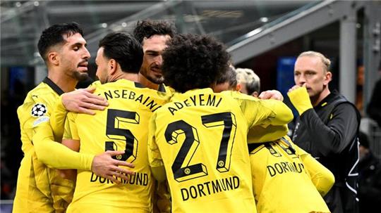 Der BVB jubelt nach dem 2:1 durch Jamie Bynoe-Gittens im San Siro.