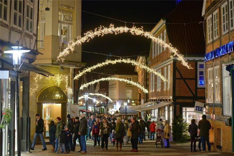 Der „Walk of Lights“ beleuchtete in den vergangenen Jahren die Gassen der Stader Altstadt, wie hier in der Hökerstraße. Foto: Elsen