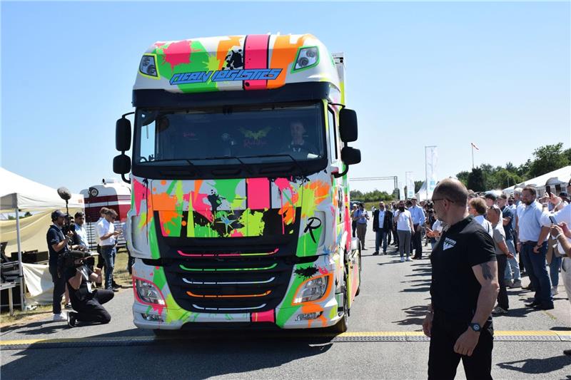 Der Zero-Emission-Truck wird in Stade bestaunt.