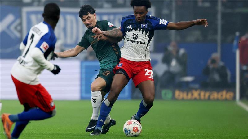 HSV gewinnt Derby-Spektakel gegen Werder Bremen Derby-Duell: Cameron Puertas (l) von Werder Bremen und Aboubaka Soumahoro vom Hamburger SV kämpfen um den Ball.