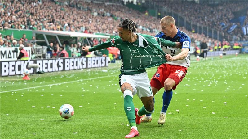 Derby-Duell: Werders Justin Njinmah (l) im Zweikampf mit Miro Muheim vom Hamburger SV.