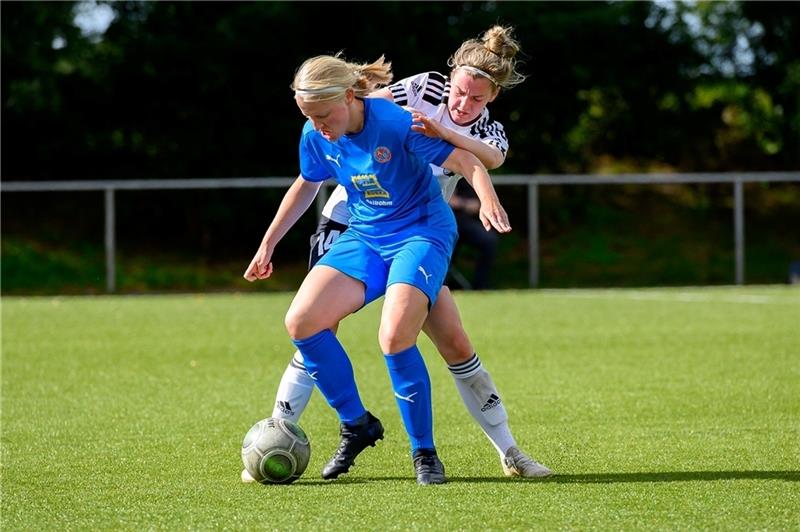 Derby beim Vorbereitungsturnier: A/O um Romina Riwny (vorne) schlug Hedendorf um Annelen Dietz mit 1:0. Foto: Schmietow