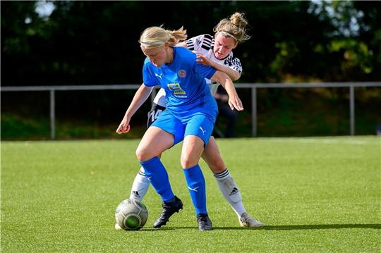 Derby beim Vorbereitungsturnier: A/O um Romina Riwny (vorne) schlug Hedendorf um Annelen Dietz mit 1:0. Foto: Schmietow