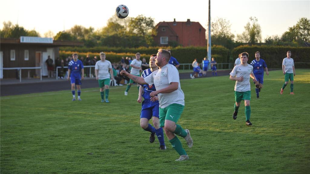 Derby im Elbestadion: Der TSV Großenwörden II gewinnt mit 5:1 gegen den FC Wisch...