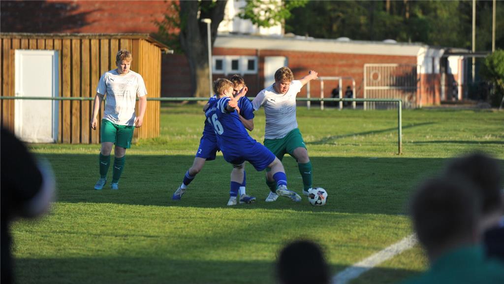 Derby im Elbestadion: Der TSV Großenwörden II gewinnt mit 5:1 gegen den FC Wisch...