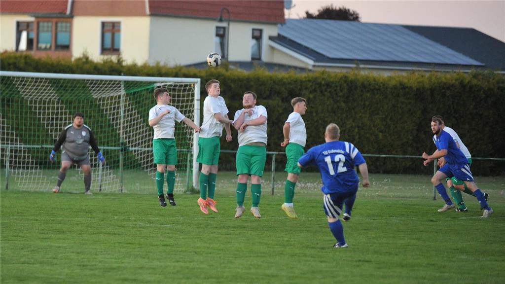 Derby im Elbestadion: Der TSV Großenwörden II gewinnt mit 5:1 gegen den FC Wisch...