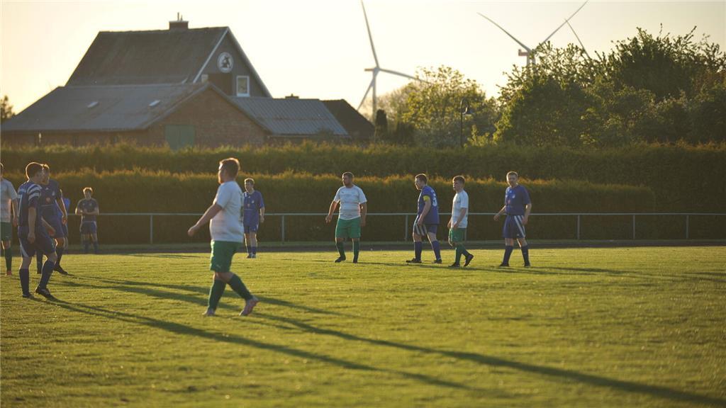 Derby im Elbestadion: Der TSV Großenwörden II gewinnt mit 5:1 gegen den FC Wisch...